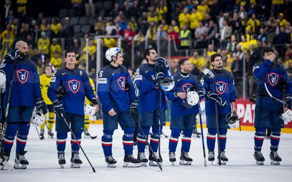 Équipe de hockey sur glace alignée sur la patinoire